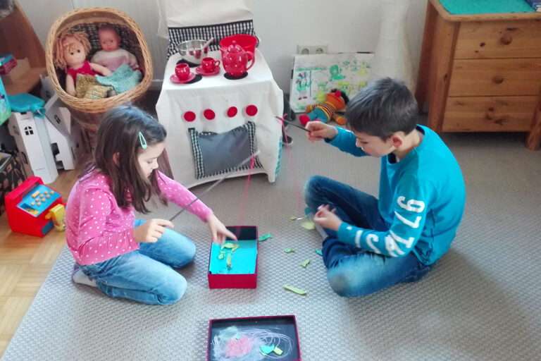 Ein Angelspiel basteln ist einfach und die Kinder spielen danach gerne in ihrem Kinderzimmer damit.