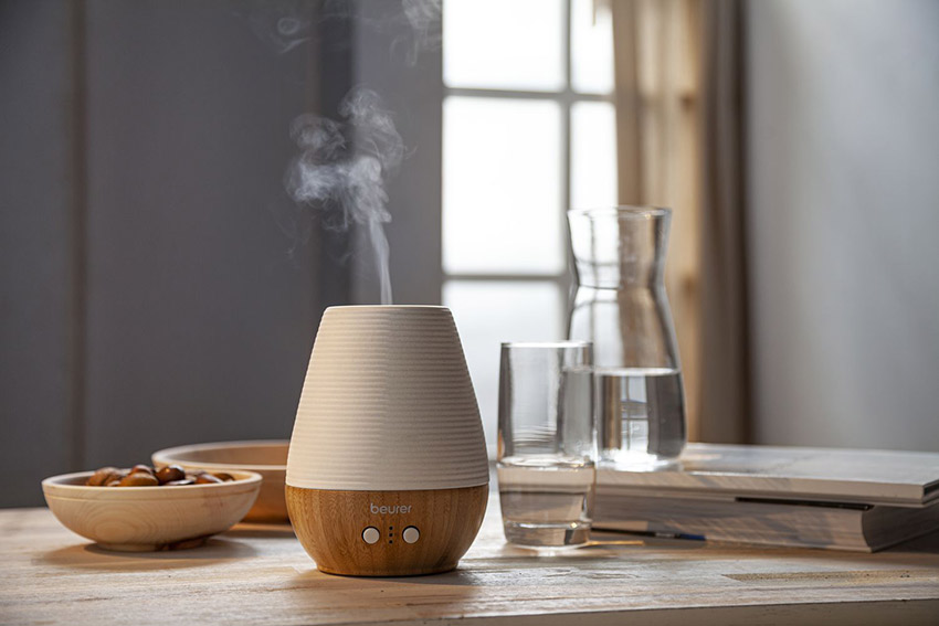 Ein Aroma-Diffuser verteilt den Duft ätherischer Öle im Raum.