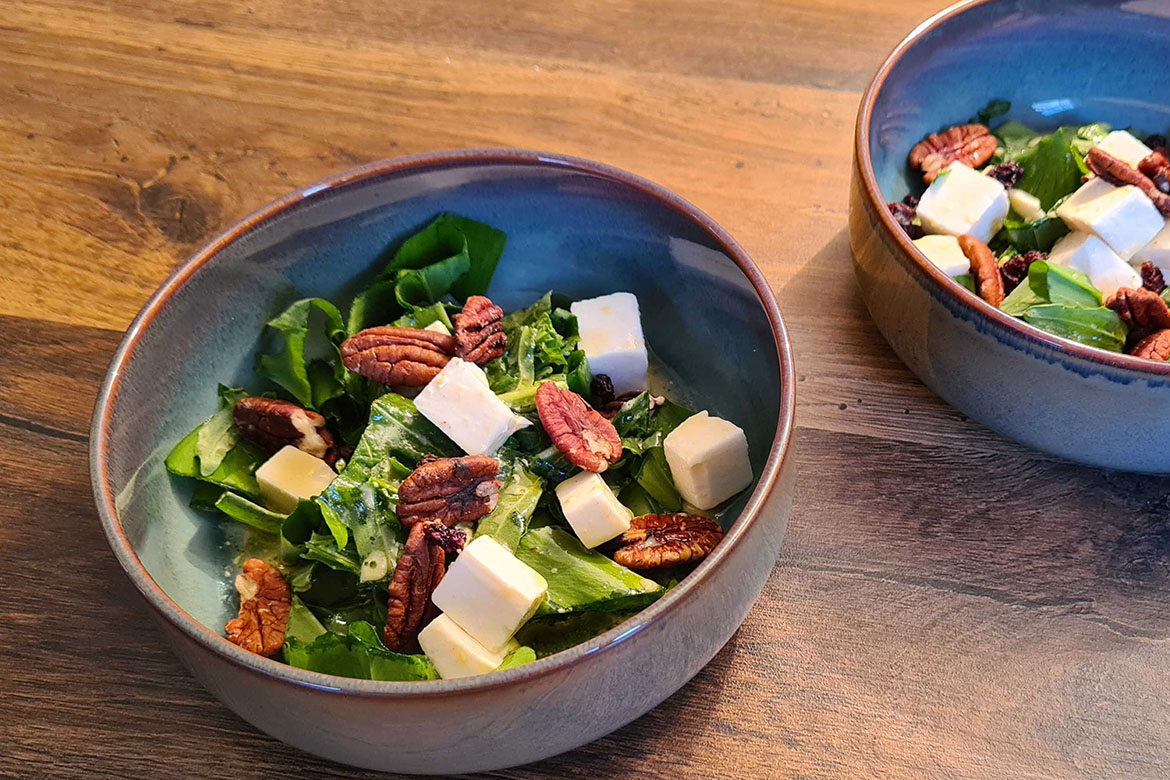 Knackig und ein Blickfang: Bärlauchsalat mit Pekannüssen und Fetawürfeln.