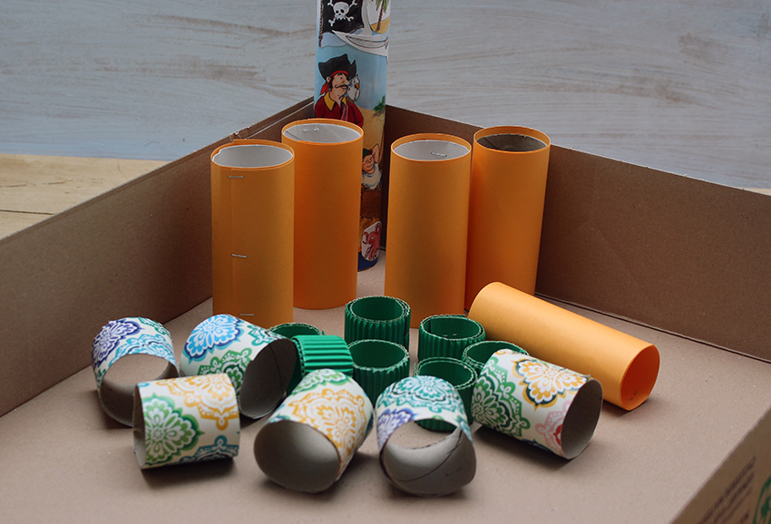 Klorollen sind für das Geschicklichkeitsspiel aus Karton mit bunten Papieren beklebt und in unterschiedliche Längen zugeschnitten.