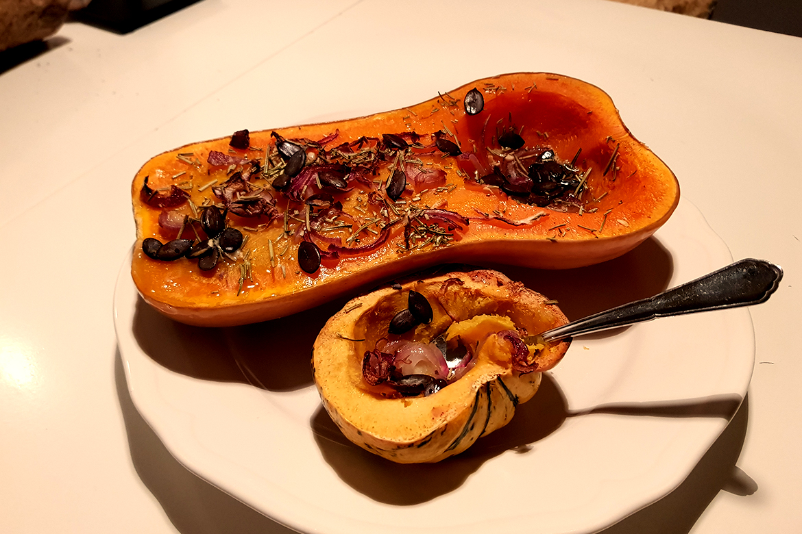 Der nach dem Blitzrezept für Ofenkürbis zubereitete Butternut und Sweet Dumpling angerichtet.