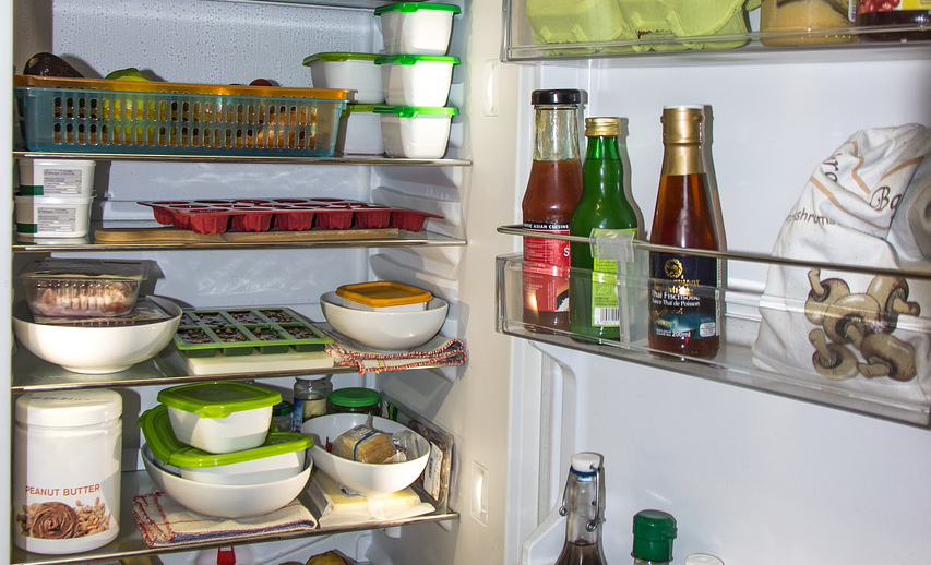 Blick in den Kühlschrank voller Tupperdosen.