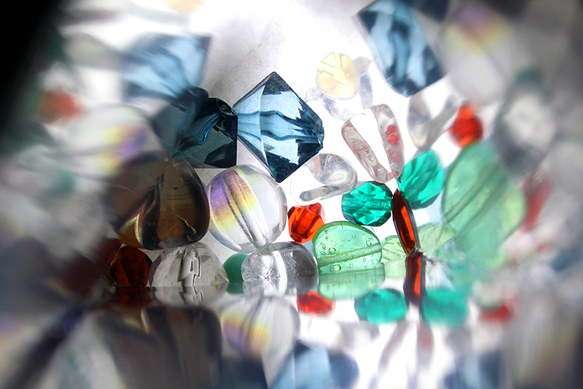 Das Innere des Kaleidoskop zeigt die buntenn Farben der Steinchen und Perlen.
