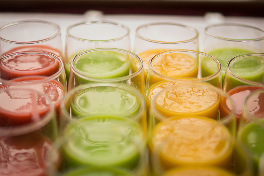 Bunte Säfte zum Fasten in rot, gelb und grün sind in Gläser gefüllt.