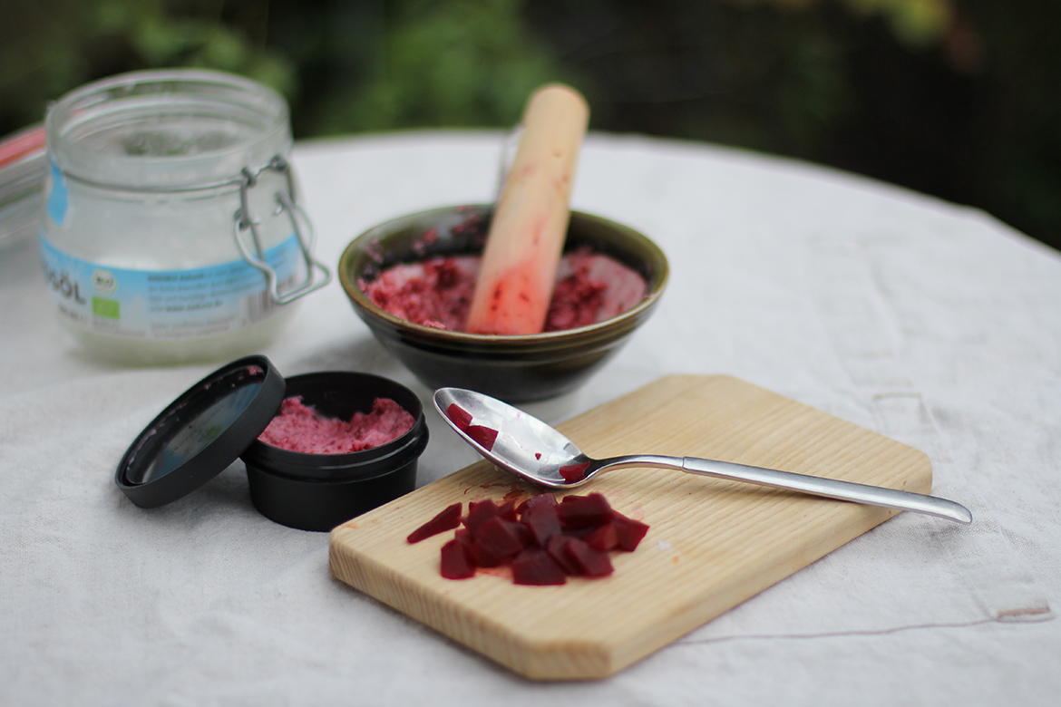 Creme-Rouge herstellen klappt mit zwei Zutaten – die Rote Bete und das Kokosöl sind hier mit dem fertigen Rouge auf dem Tisch aufgestellt.