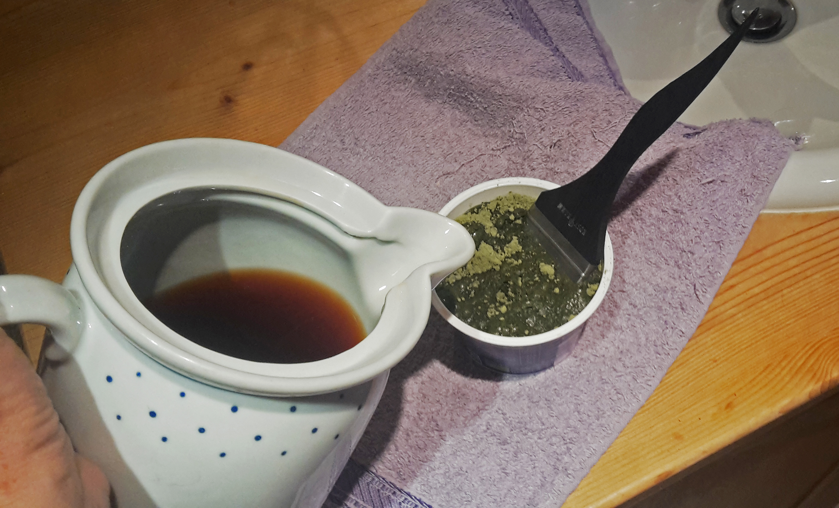 Schwarzer Tee und Farbpulver werden vermischt.