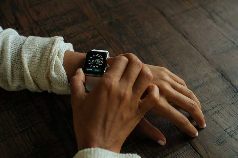 Ein Countdown zur digitalen Selbstvermessung wird auf Smartwatch am Handgelenk eingestellt.
