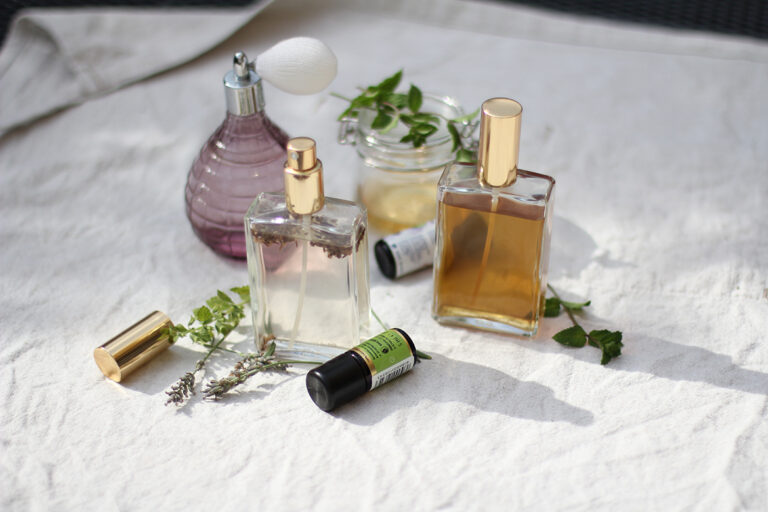 Auswahl verschiedener DIY-Bodysprays – zum Beispiel ein Bodyspray mit Lavendel.