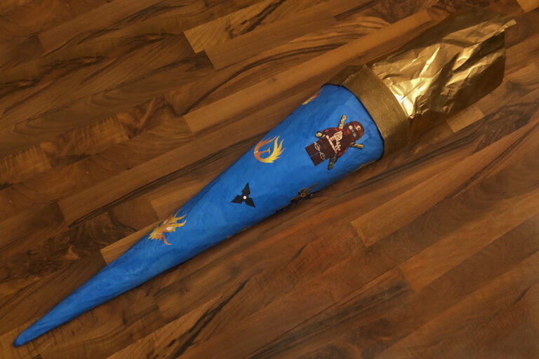 Ninja-Schultüte in blau und gold auf einem dunklen Holz-Fußboden
