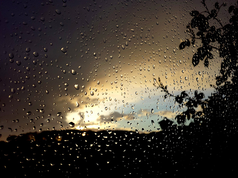 Die beregnete Scheibe zeigt eine dunkle Wolke und nur wenig Licht.