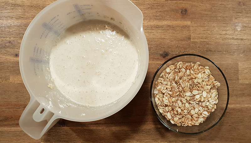 Links im Messbecher werden die Haferflocken in Milch eingeweicht, rechts die kernigen Flocken in Wasser