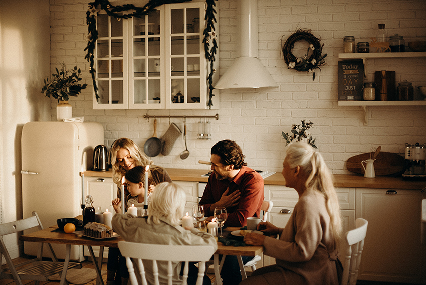 Glückliche Familie am Esstisch