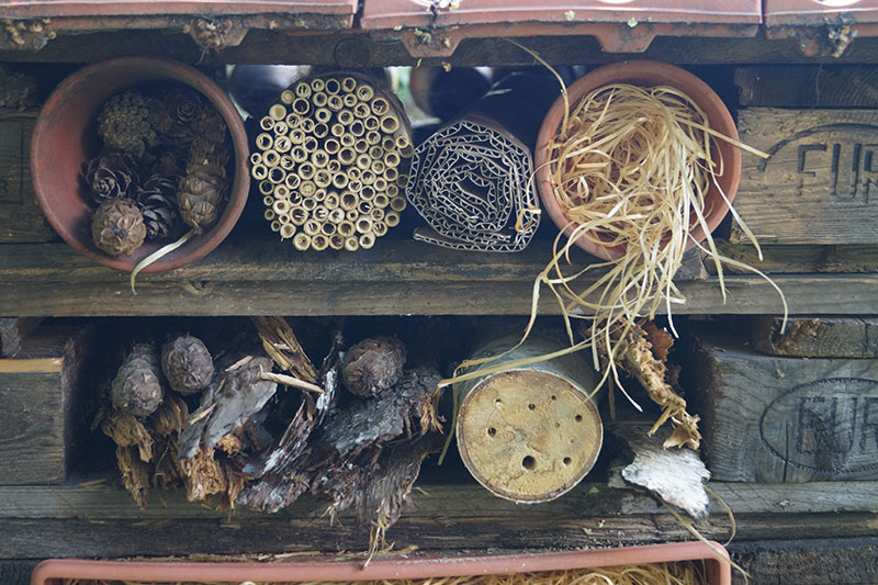 Die Zwischenräume werden mit verschiedenen Materialien befüllt.