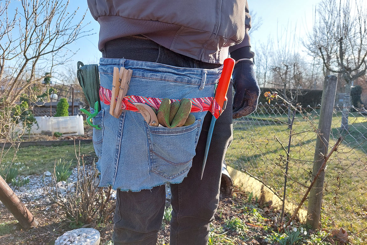 Alles parat und an der Seite: Mit der Gartenschütze wird aus der kaputten Jeans etwas richtig praktisches.