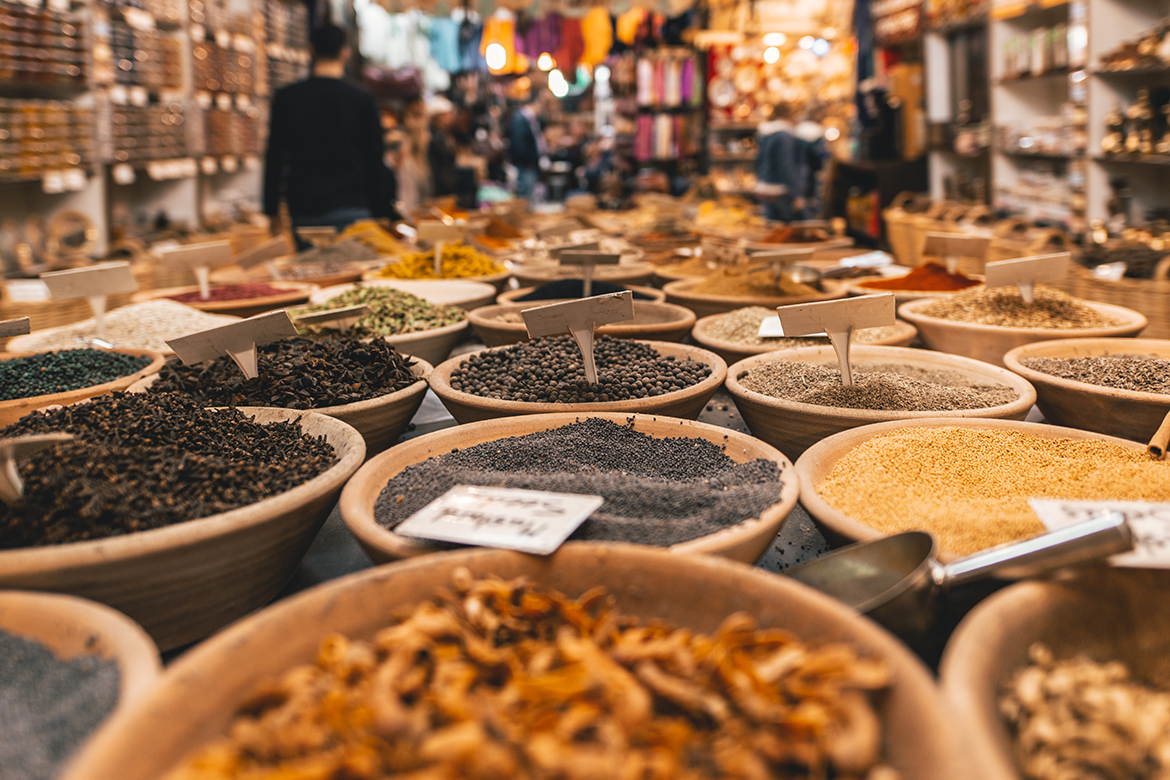 Auf einem Gewürzmarkt werden zahlreiche Gewürze zum Würzen in großen Schalen zum Verkauf angeboten.