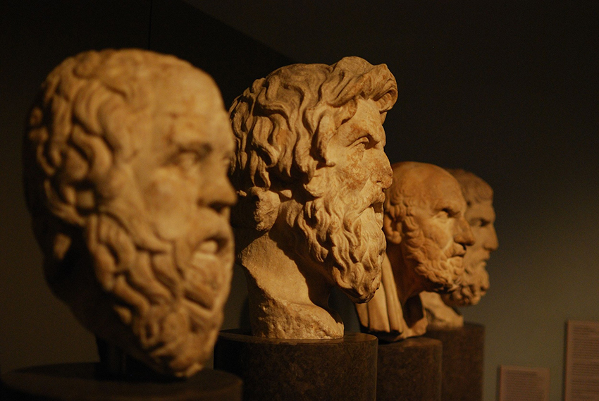 Vier Büsten von bekannten griechischen Philosophen.
