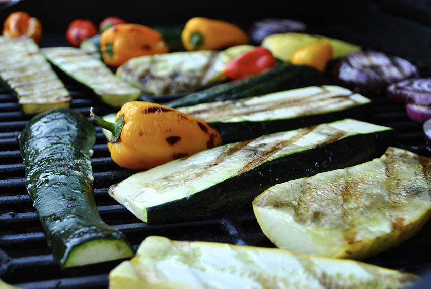 Verschiedene Gemüsesorten auf dem Grill