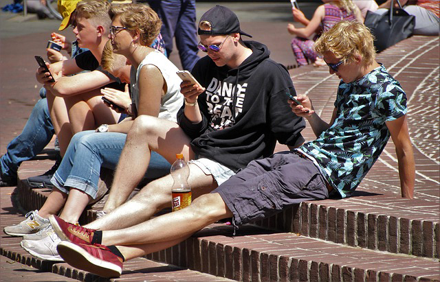 Die Jugendlichen haben alle ihr Handy in Aktion - dagegen kann man als Passant nichts tun.
