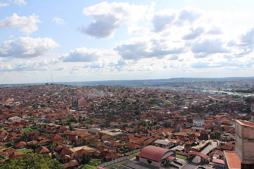 Ein Panoramablick über die roten Ziegeldächer der nigerianischen Großstadt.