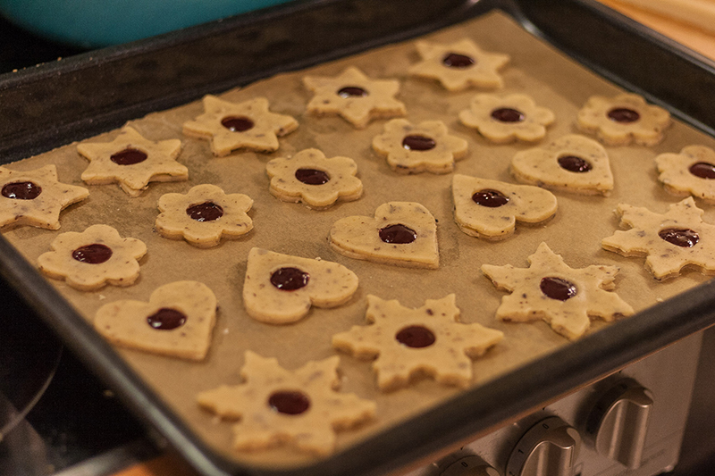 Die Hildabrötchen liegen auf dem Blech, bereit zum backen.