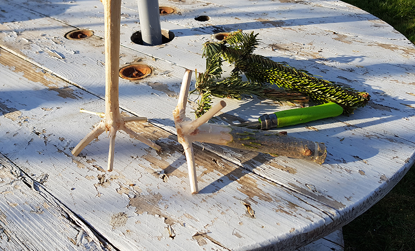 Mehrere Christbaumspitzen wurden zu Holzquirlen geschnitzt, so wurde der Weihnachtsbaum weiterverwertet.