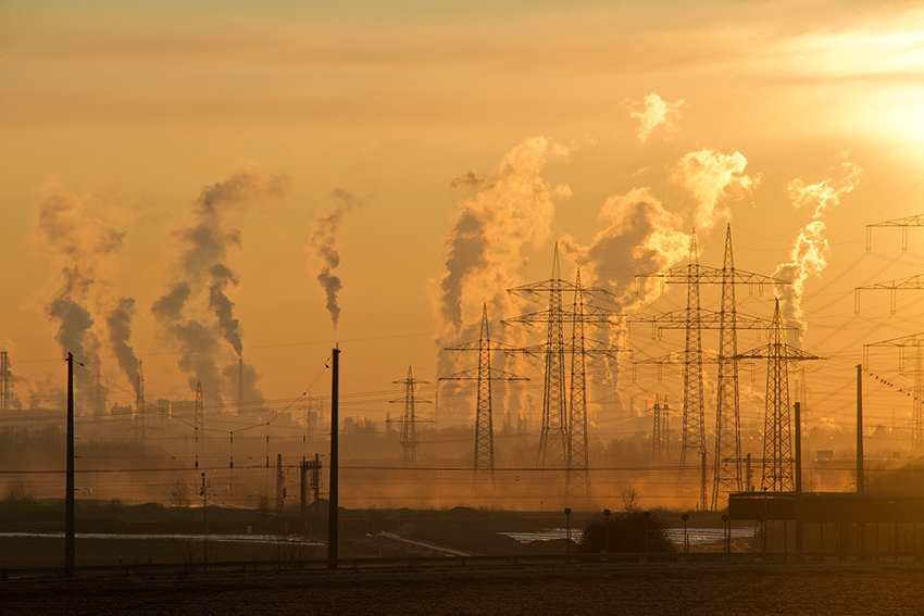 Viele Industrieanlagen produzieren CO2, aus den Anlagen am Horinzont steigt weißer Nebel auf.