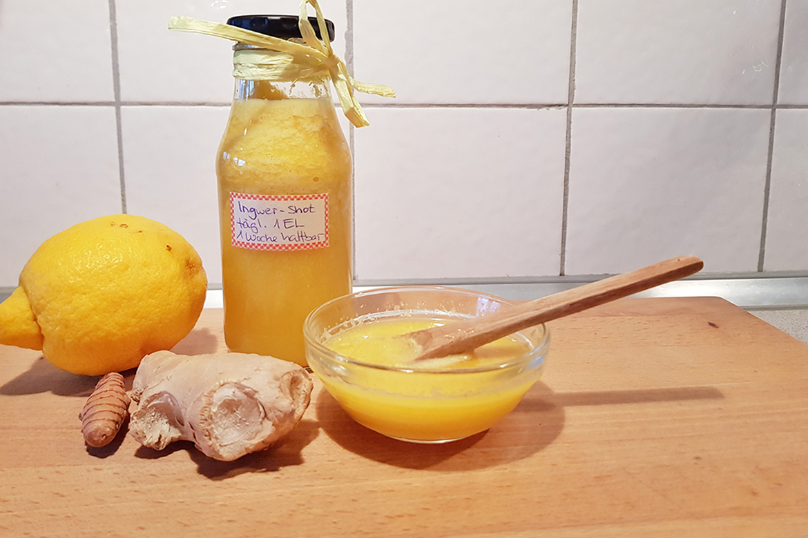 Zitrone, Ingwer, Kurkuma und das fertige gelbe Getränk.
