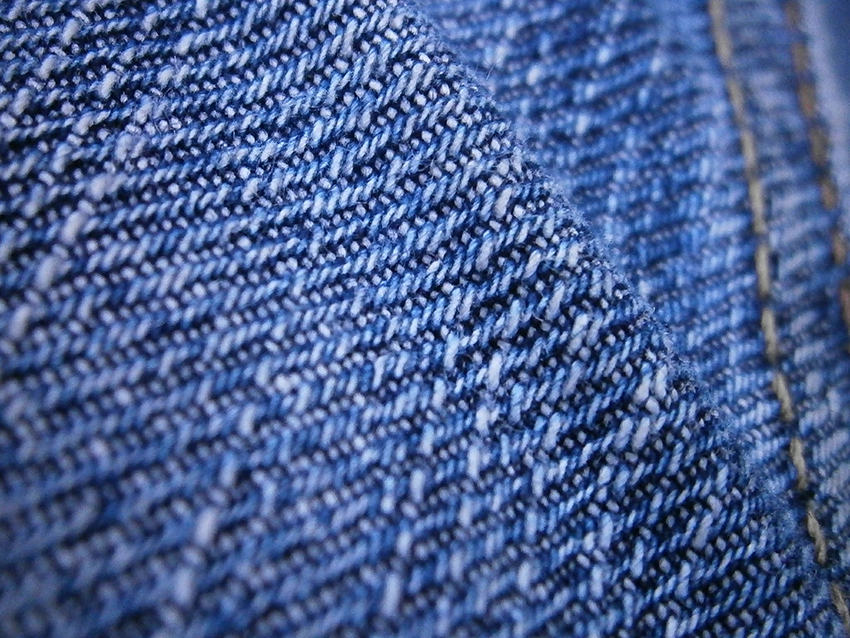 Blauer Jeansstoff in Nahaufnahme.