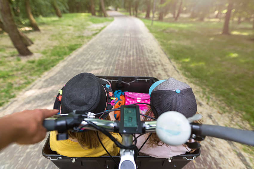 Zwei Kinder im Lastenfahrrad.