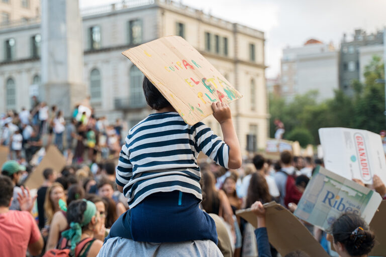 Wie können Eltern Kindern den Klimawandel erklären, sodass sie verstehen, worum es bei den Demos geht?