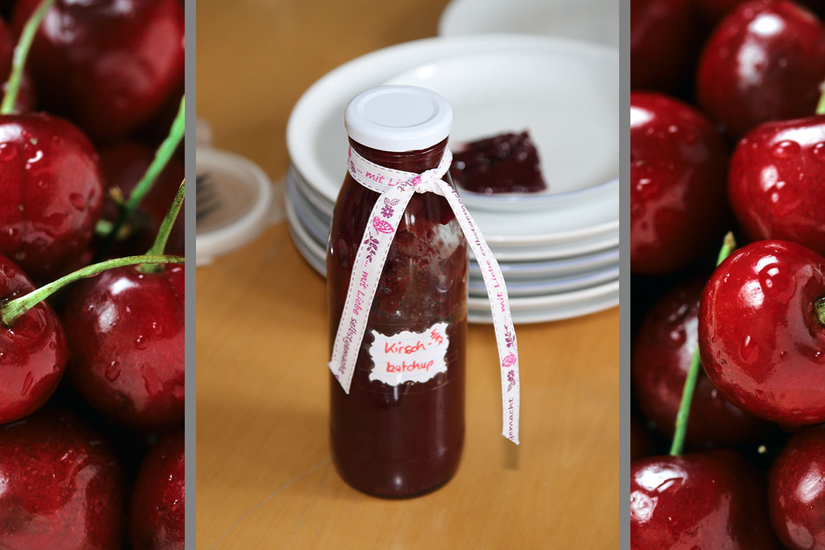 Dunkelrot leuchtet der aus frischen Kirschen hergestellte Ketchup in der Flasche.