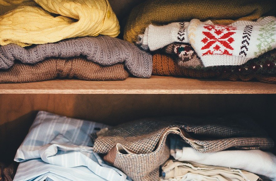 Blick auf Kleidungsstapel im Schrank