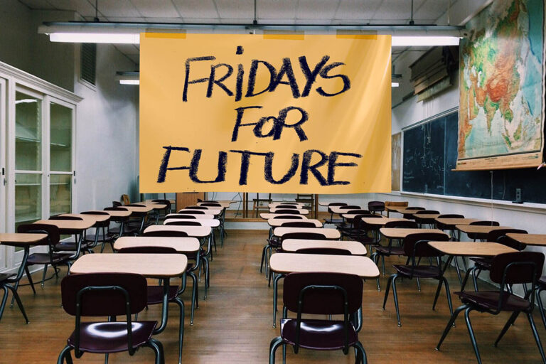 Leeres Klassenzimmer mit Plakat auf dem Fridays For Future steht.
