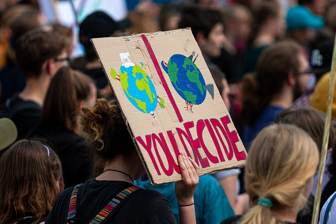 Demonstration gegen den Klimawandel - ein Plakat wird hoch gehalten.