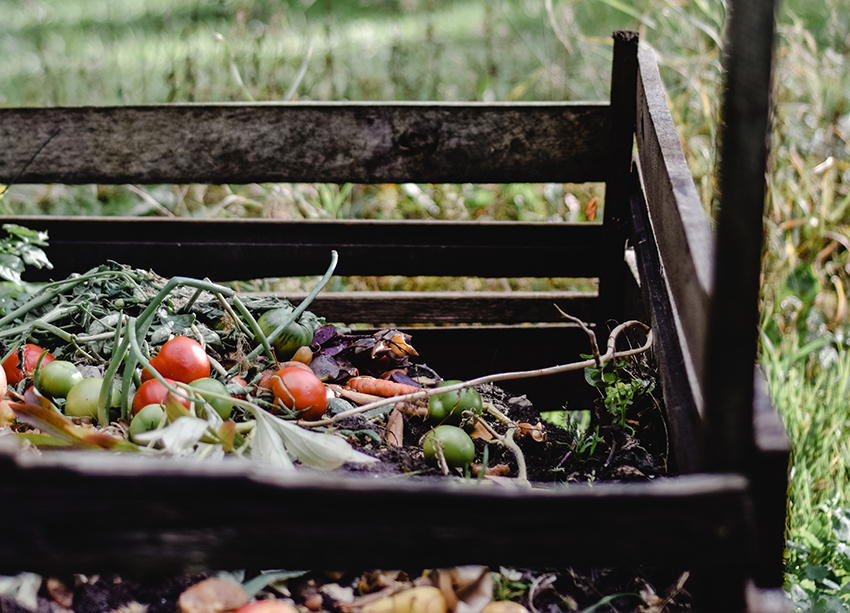 Ein Kompost mit Bioabfällen steht im Garten.