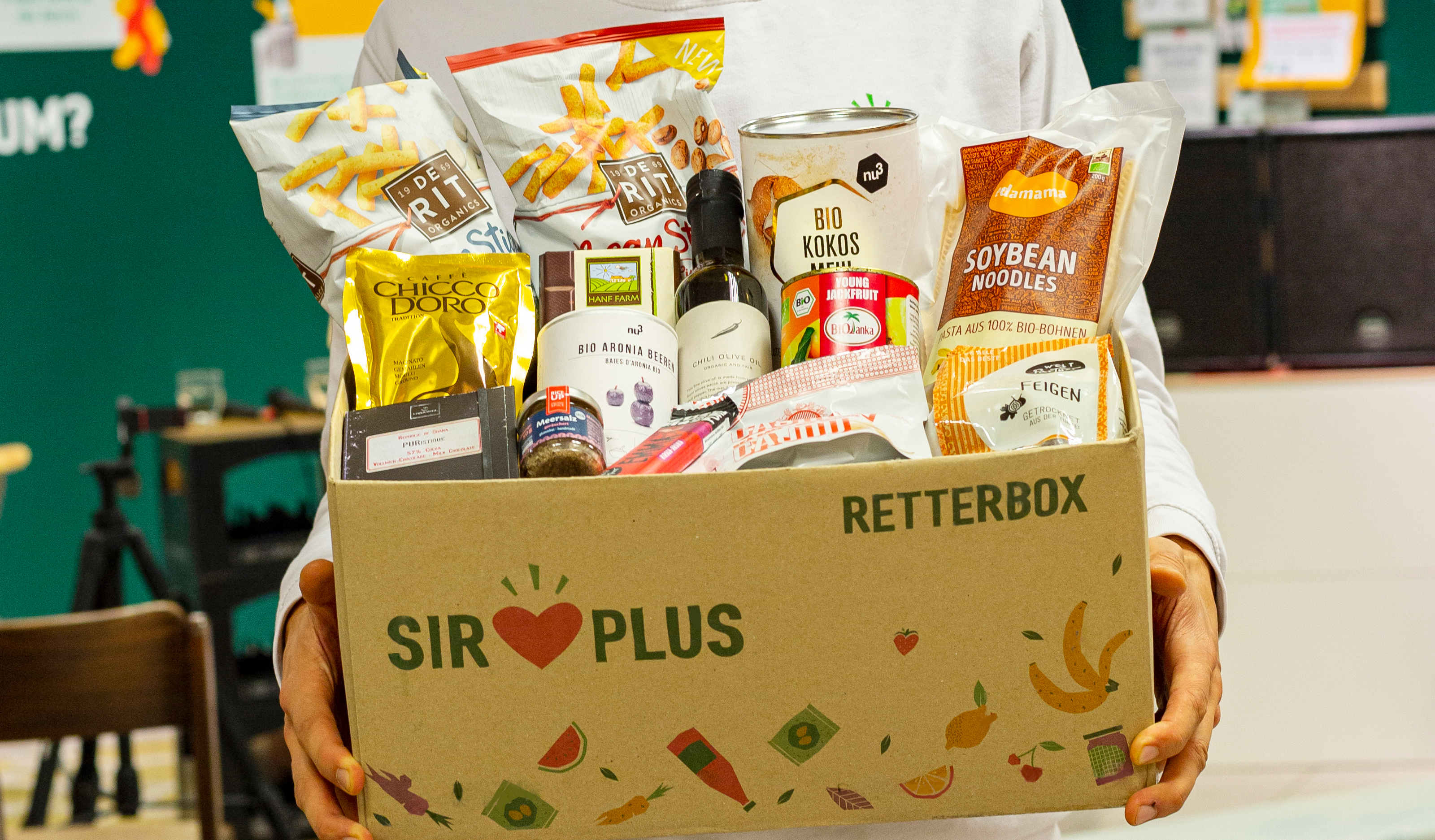Die Retterbox von Sirplusist bis oben hin gefüllt mit allerlei Lebensmittelverpackungen.
