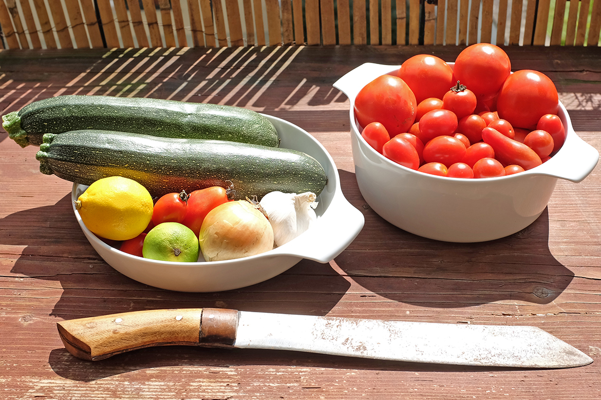 Frisches Gemüse, Töpfe und ein Messer, los geht die Saucenproduktion.