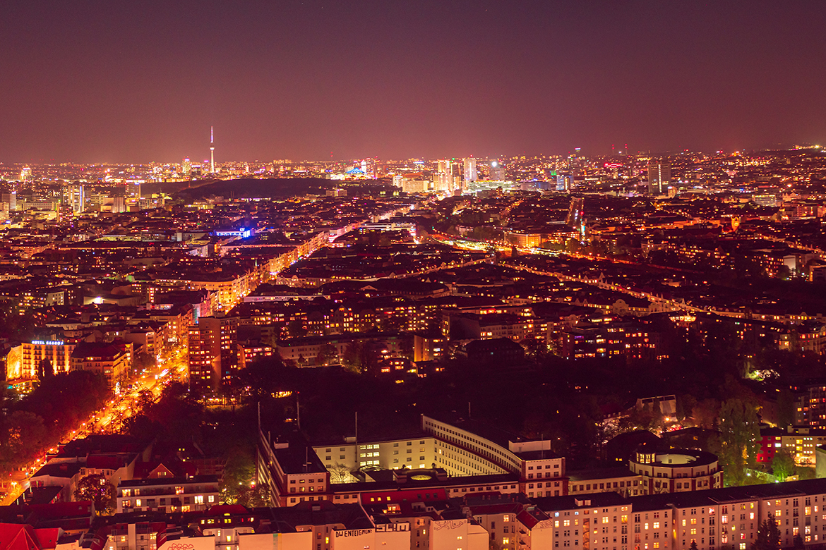 Eine Stadt erhellt durch die vielen Lichter den Nachthimmel und trägt zur Lichtverschmutzung bei.