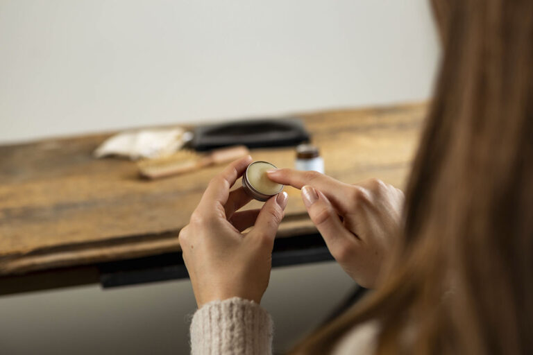 Die DIY-Lippenpflege wird mit den Fingern aufgetragen.