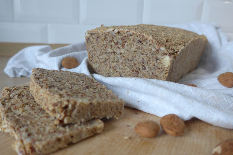 Das Low-Carb-Brot mit Blick auf den Anschnitt.