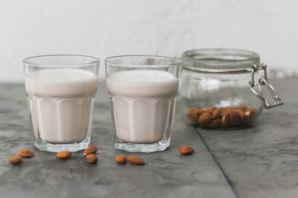 Die beiden Glaser selbst gemachte Mandelmilch warten auf Genießer