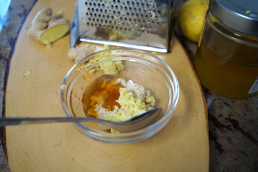 Die Zutaten für den Merrettich-Honig werden in einem Glasschälchen mit einem Löffel vermischt.