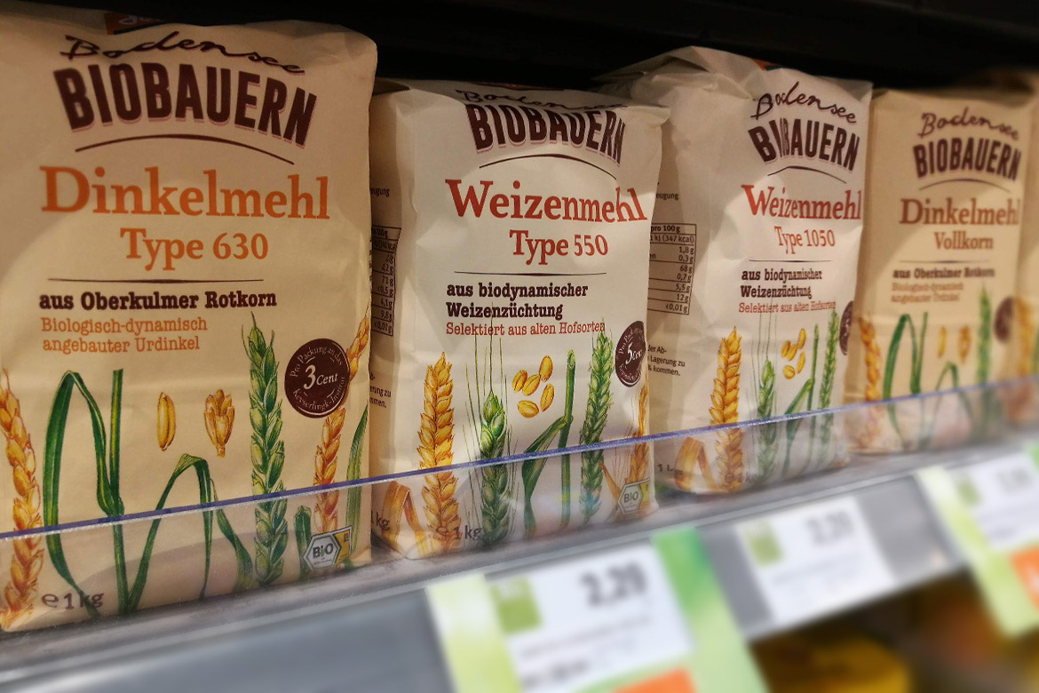 Bio-Dinkelmehl und Weizenmehl im Supermarkt-Regal