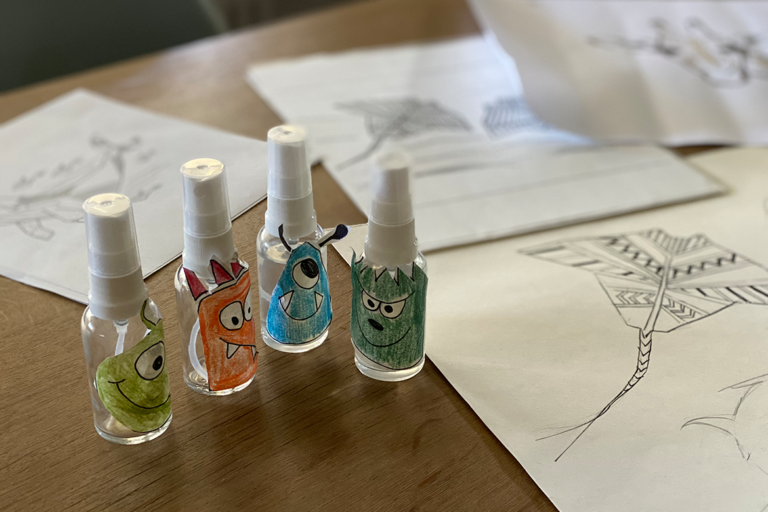 Das Monsterspray in kleinen Sprühfläschen mit aufgeklebten, selbst gemalten Monsterbildern