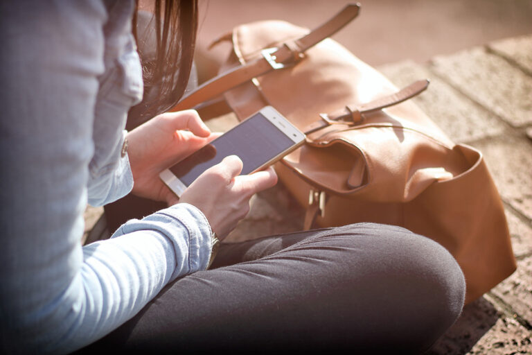 Eine Nachricht wird in ein Smartphone eingetippt.