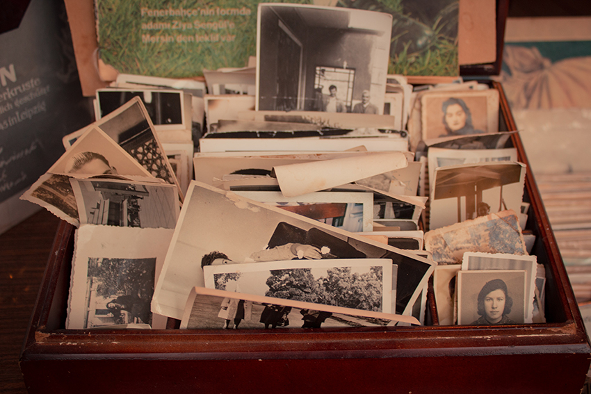 Ein Box ist mit schwarz-weiß Fotografien und nostalgischen Fotos gefüllt.