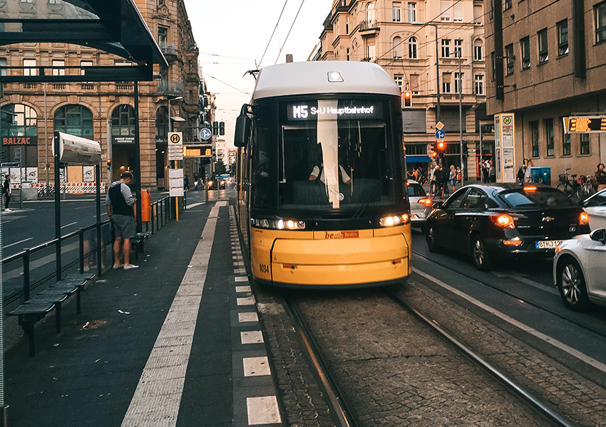 Eine Straßenbahn fährt in eine Haltestelle ein.