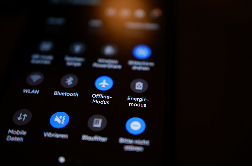 Auf dem dunklen Handybildschirm ist der Offline-Modus aktiviert, um den CO2-Fußabdruck des Internets zu reduzieren.