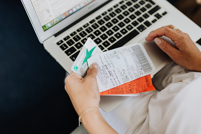 Eine Frau sitzt am Laptop und besucht das Online-Banking-Portal einer Ökobank.