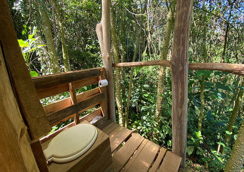 Eine Toilette ist im Dschugel in einer offenen Holzkontruktion angebracht.